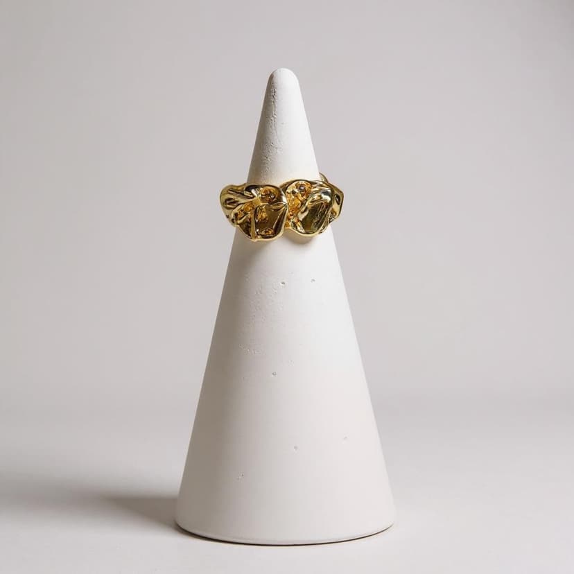 Gold Sculpted Form Yüzük