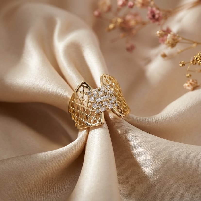 Kafes Motifli ve Baget Taşlı Geniş Tasarım Yüzük