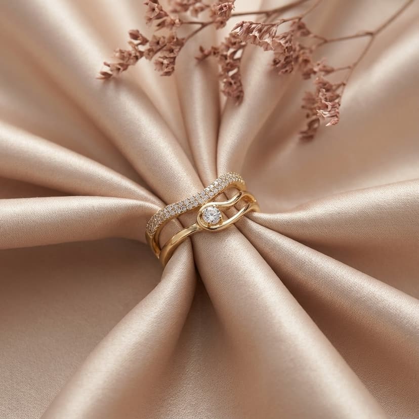 Kıvrımlı Şerit ve Tektaş Detaylı Tasarım Yüzük